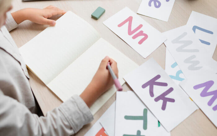 dziecko pisze litery